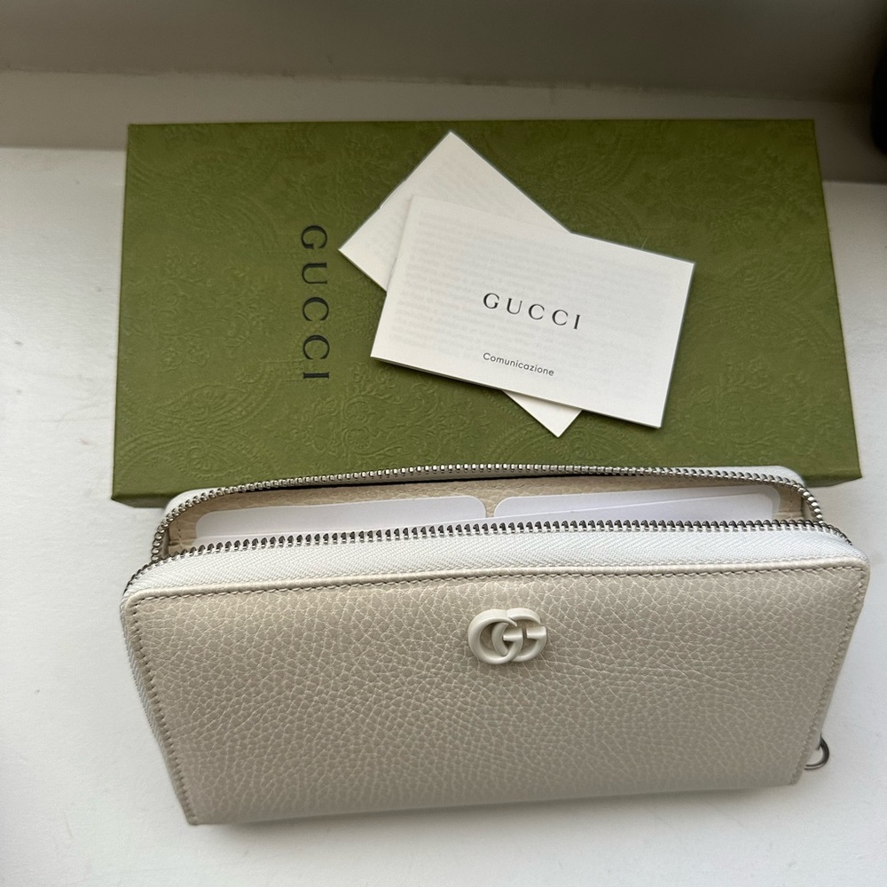 Gucci around wallet with small Double G metal detail. Made in textured leather.